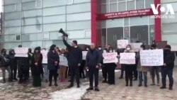 პოლიციის ძალადობის ფაქტების გასაპროტესტებლად საზოგადოება გორში, პოლიციის შენობის წინ, შეიკრიბა