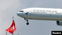 資料照：一架國泰航空公司的波音飛機降落在香港國際機場。（2019年8月14日）