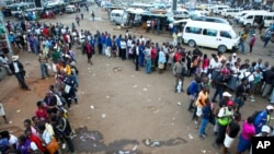 Vanhu vakamirira mabhazi muHarare.