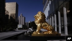 坐落在廣州富力中心外的金色雄獅雕像。