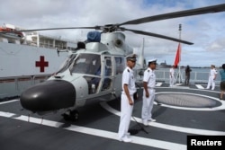 參加“環太軍演”的中國海軍“海口”號導彈驅逐艦停靠在夏威夷火奴魯魯的珍珠港-希卡姆聯合基地。 (2014年7月5日)