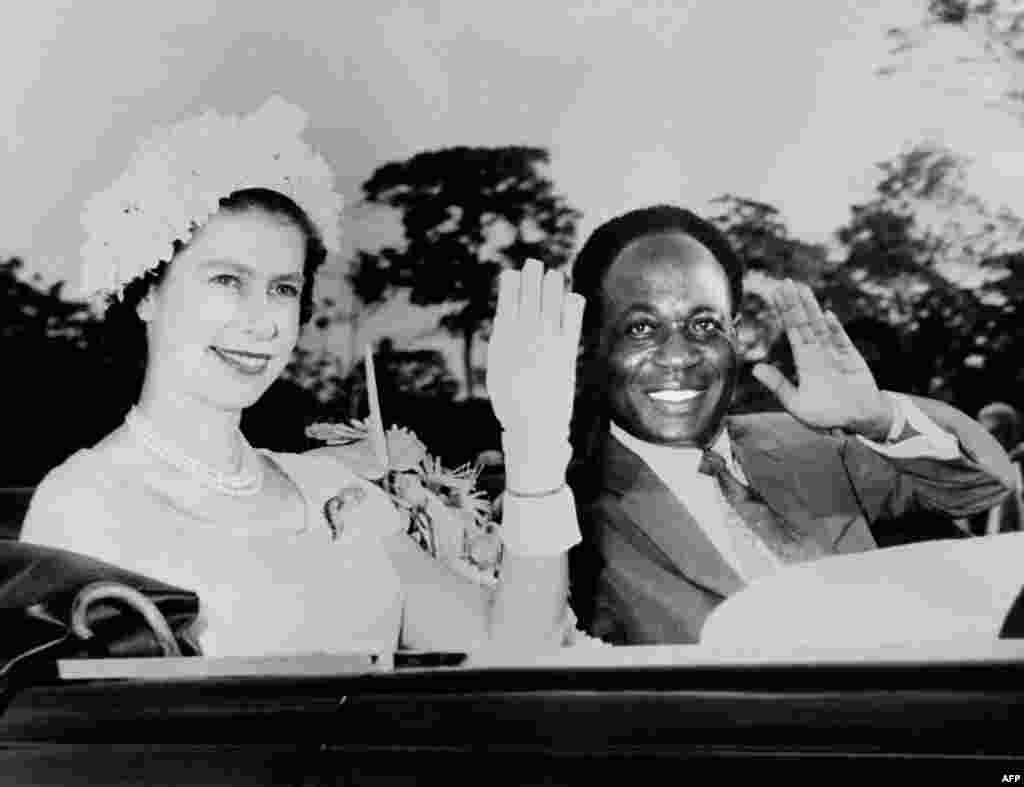 Giiftii Elizaabet II fi Pirezdaantii Gaanaa Kwaamee Nikrumah, Gaanaa, Sadaasa 1961 (Suuraa AFP)