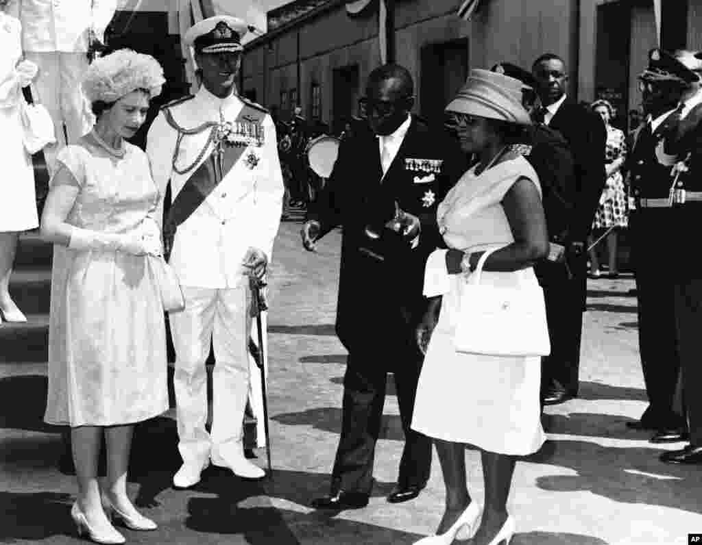 Giiftii Elizaabet II Libiyaa yeroo dawwatanitti, Sadaasa 23, 1961. (Suuraa AP)
