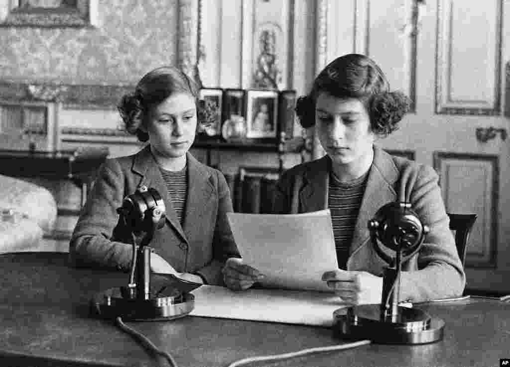 14 yaşındaki Prenses Elizabeth, kızkardeşi Prenses Margaret ile birlikte 13 Ekim 1940'ta ilk defa radyodan halka seslenmiş oldu.