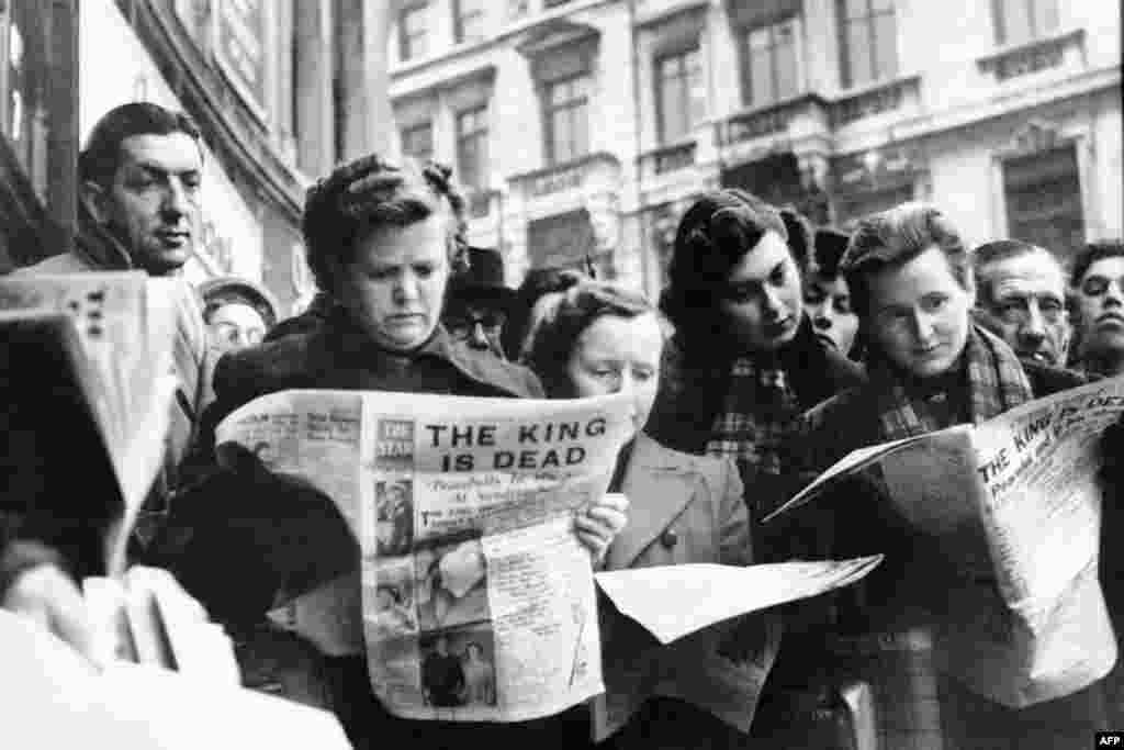 6 Şubat 1952'de Kral 6. George'un ölüm haberini okuyan Londralılar
