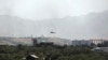 一架美制黑鷹軍用直升機飛過喀布爾上空。(2021年8月15日) 