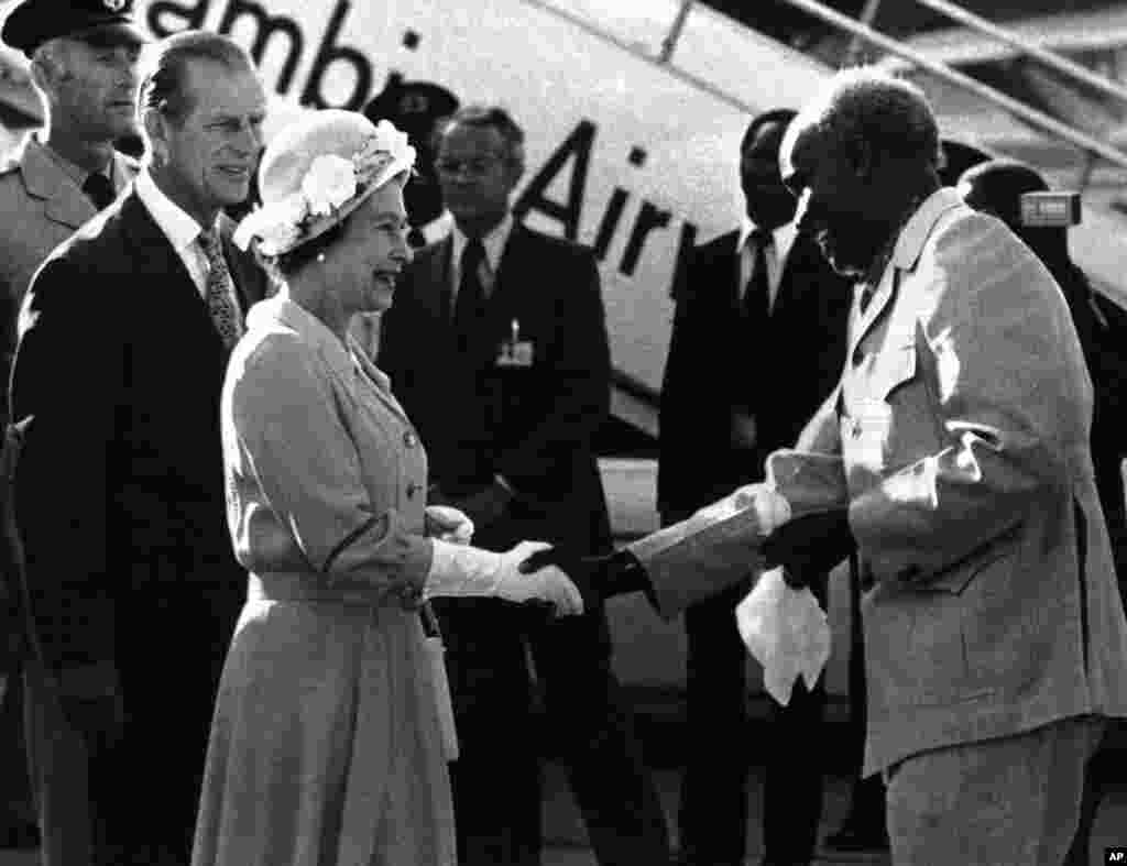 Zambia's President Kenneth Kaunda greets Britain's Queen Elizabeth II upon her arrival in Lusaka, Zambia on the final leg of her four-nation African tour on July 29, 1979. Next to the Queen is her husband Prince Philip, the Duke of Edinburgh. (AP Photo)