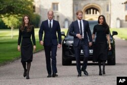 De goch a dwat: Kate, Prensès de Gal, Prens William, Prens de Gal, Prens Harry ak Meghan, Duchès Sussex la mache pou rankontre manm piblik la nan Chato Windsor la Samdi, 10 Sept. 2022.