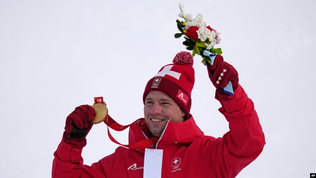 Beat Feuz yon Swis, selebre meday lo li a apre li ranpote konpetisyon desant gason yo nan domen Ski Alpin nan Jezolenpik Ive Peken yo, 7 Fevriye 2022. 