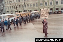 SOVIET UNION -- LITHUANIA -- (FILES) A woman demonstrates in Moscow on January 13, 1991 protesting against the Soviet army crackdown against the nationalist Lithuanian authorities. Demonstrators are passing by the KGB building (aka Lubyanka). Lithuania wa