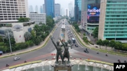 FILE - Tugu Selamat Datang di Bundaran Hotel Indonesia, Jakarta, 14 September 2020. (ADEK BERRY / AFP)