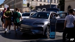 2023年9月8日參觀者在德國慕尼黑觀看比亞迪電動車