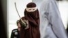 Seorang pria, yang dinyatakan bersalah atas hubungan seksual sesama jenis dengan pria lain, berdasarkan hukum syariah Islam yang ketat, dihukum cambuk di depan umum di Banda Aceh. (AFP)&nbsp;