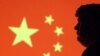 Foto ilustrasi yang menunjukkan siluet Presiden AS Donald Trump berada di depan bendera China. (Foto: Reuters/Dado Ruvic)