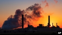Arhiva - Dim se diže iz dimnjaka termoelektrane Dejv Džonson, u Glenroku, Vajoming, 27. jula 2018.
