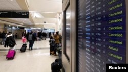 Otkazivanja letova na međunarodnom aerodromu Midvej u Čikagu, Ilinoj, 22. decembar, 2022. Foto: REUTERS/Matt Marton)