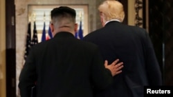Predsednik SAD, Donald Tramp, i severnokorejski lider, Kim Džong Un, odlaze nakon potpisivanja dokumenata kojima je potvrđen napredak u razgovorima i obećano da će se nastaviti napred.