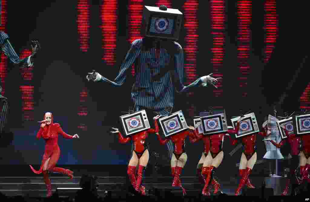 Singer Katy Perry performs at Madison Square Garden during her "Witness: The Tour" tour in New York, Oct. 2, 2017.