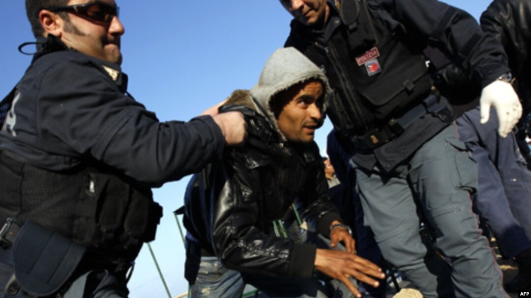 Tunus'taki olaylardan kaçan mülteci, İtalyan polisinin yardımıyla Lampedusa adasına götürülüyor