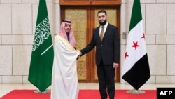 از راست به چپ، احمد الشرع، رهبر گروه هیات تحریر شام و رییس اداره موقت سوریه، و فیصل بن فرحان آل سعود، وزیر خارجهٔ عربستان سعودی
