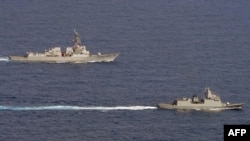 美國海軍“約翰遜”號導彈驅逐艦（左）和一艘菲律賓海軍護衛艦在南中國海航行。（2023年9月4日）