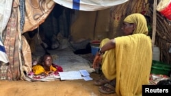 Warga Sudan berteduh di dalam tenda di kamp Zamzam, yang terletak di Darfur Utara, pada 1 Agustus 2024. (Foto: Reuters/Mohamed Jamal Jebrel)