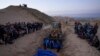 Buldoser membawa sejumlah jenazah warga Palestina yang tewas dalam operasi militer Israel dalam pemakaman massal di Rafah, Jalur Gaza, pada 26 Desember 2023. (Foto: AP/Fatima Shbair)