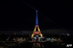 ຫໍ Eiffel ເປີດໄຟແສງສີຂອງທຸງຊາດຢູເຄຣນ ເພື່ອເປັນການລະນຶກຄົບຮອບ 3 ປີ ໃນການຮຸກຮານ ຢູເຄຣນ ໂດຍ ຣັດເຊຍ, ນະຄອນຫຼວງປາຣີ, ວັນທີ 24 ກຸມພາ 2025.