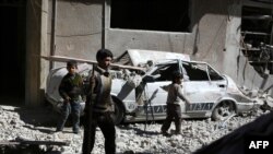 Sirijska deca u ruševinama pobunjeničkog područja Douma, istočno od prestonice Damaska. 