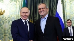 ရုရှားသမ္မတ Vladimir Putin နဲ့ အီရန်သမ္မတ Masoud Pezeshkian တို့တွေ့ဆုံနေစဉ် (ဇန်နဝါရီ ၁၇၊ ၂၀၂၅)