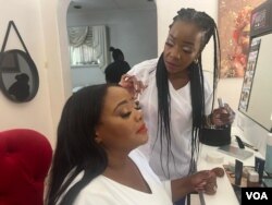 UNkosikazi Charity Tshuma ufundisa owesifazana ezokucombacomba