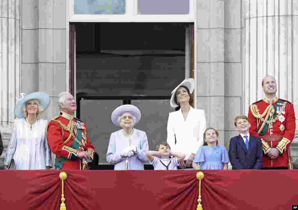 Kraliçe 2. Elizabeth Haziran 2022'de tahttaki 70. yılını kutladı. Yanında tahtın birinci sıradaki varisi, oğlu Prens Charles ve eşi Düşes Camilla ve tahtın ikinci sıradaki varisi Prens William, eşi Düşes Kate ve çocukları Buckingham Sarayı balkonunda kutlamaları izlerken.