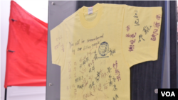 華盛頓“六四”特展展出的1989年留美中國留學生支持國內民主運動的簽名汗衫。 （美國之音郁郁崗拍攝）