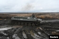 Arhiva - Rusko amfibijsko oklopno vozilo MT-LB tokom vojnh vežbi u Kadamovskom, oblast Rostova, Rusija, 20. decembra 2021.