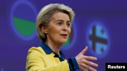 Predsednica Evropske komisije Ursula fon der Lajen govori tokom konferencije za novinare, zajedno sa evropskim komesarom za proširenje i susedske odnose Oliverom Varheljijem, u Briselu, 17. juna 2022. (Foto: Reuters/Yves Herman)
