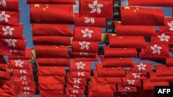 香港街頭為慶祝香港主權移交中國25週年而懸掛的中國和香港旗幟。 （2022年6月28日）