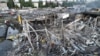 Spasioci pretražuju ruševine tržnog centra u Kremenčuku