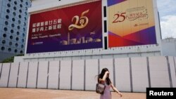 為慶祝香港主權回歸中國25週年香港街頭豎立的標語牌。 （2022年6月29日）
