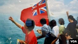 1997年主權移交前的渡輪上，攝影師朱迅拍攝到善信們向天向海撤冥紙，是否祈求神明保佑香港？(美國之音/湯惠芸）