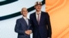 Nikola Jović rukuje se sa komesarom NBA, Adamom Silverom, nakon što je izabran kao 27. od Majami Hita na NBA draftu, 23. juna 2022, u Njujorku.