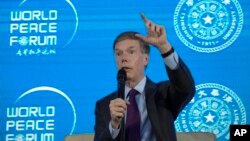 资料照：美国驻华大使伯恩斯（Nicholas Burns）在北京召开的世界和平论坛上讲话。（2022年7月4日）