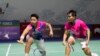 Pebulutangkis Indonesia Apriyani Rahayu (kiri) dan Siti Fadia Silva Ramadhanti saat bertanding melawan Lee So-hee dan Shin Seung-chan (Korsel) dalam perempat final ganda putri Indonesia Open di Stadion Istora Gelora Bung Karno, Jakarta, 17 Juni , 2022. (AP Photo/Dita Alangkara)