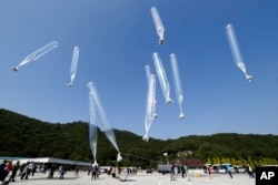 지난 2014년 10월 한국 경기도 파주에서 탈북민단체 회원들이 대북전단이 매달린 풍선을 북쪽으로 날리고 있다. (자료화면)