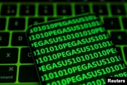 Pegasus dan kode biner dalam sebuah smartphone pada 4 Mei 2022 ini. (Foto: Reuters)