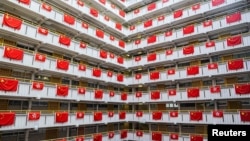 香港一座居民樓掛滿中國國旗和香港旗幟。（2022年6月26日）