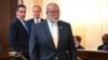 Anggota DPR AS Bennie Thompson (kanan) yang mengetuai komite penyelidikan Serangan 6 Januari di Gedung Capitol, berjalan meninggalkan ruang sidang pada hari pertama persidangan tentang serangan tersebut di Gedung Capitol, Washington, pada 9 Juni 2022. (Foto: AFP/Mandel Ngan)