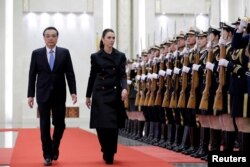 資料照片：新西蘭總理阿德恩訪問北京期間與中國總理李克強在歡迎儀式上。 （2019年4月1日）