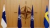 ARHIVA: Zastave Finske, NATO-a i Švedske na ceremoniji u Briselu (Foto: REUTERS/Johanna Geron)