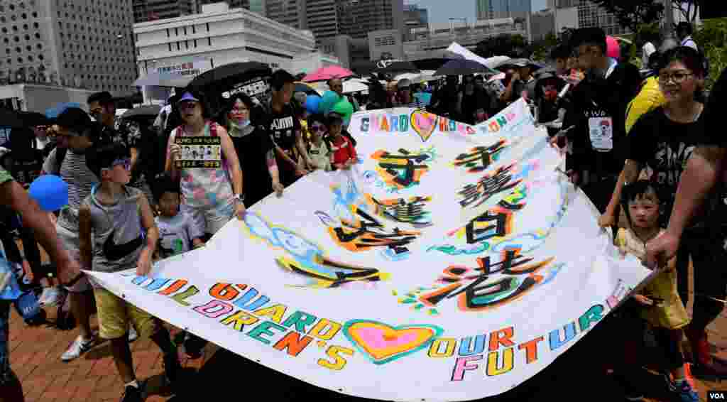 大批家長帶同子女參與"守護孩子未來"集會,爭取免於白色恐怖。(美國之音 湯惠芸拍攝)