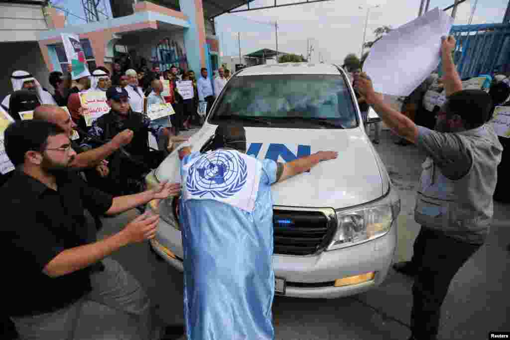 Palestinians try to block the convoy of United Nations Secretary-General Antonio Guterres upon his arrival near the Erez crossing in the northern Gaza Strip.